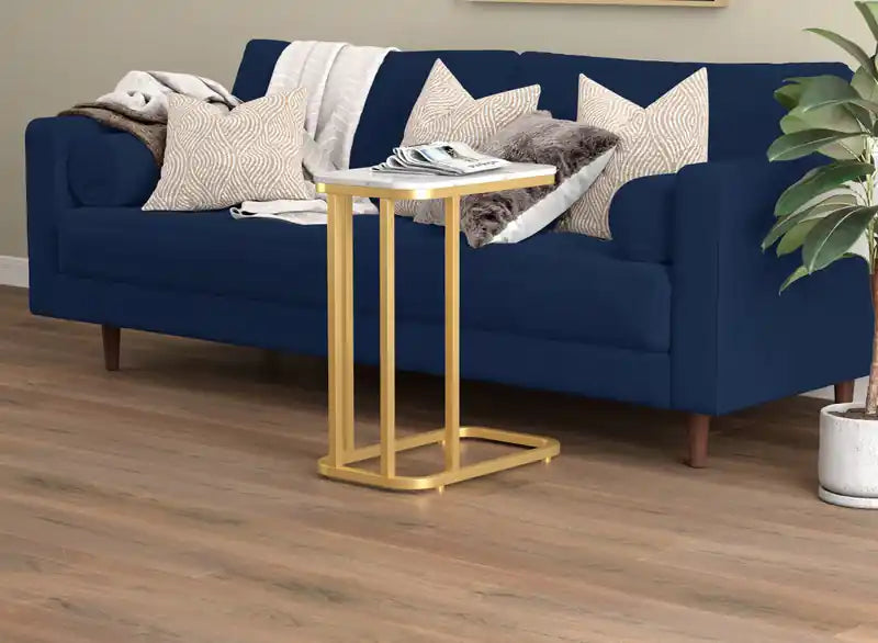 Table d'appoint en C de 19 pouces – Imitation marbre avec métal doré