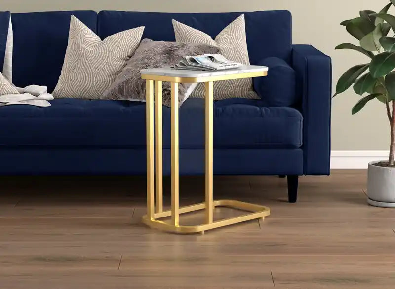 Table d'appoint en C de 19 pouces – Imitation marbre avec métal doré